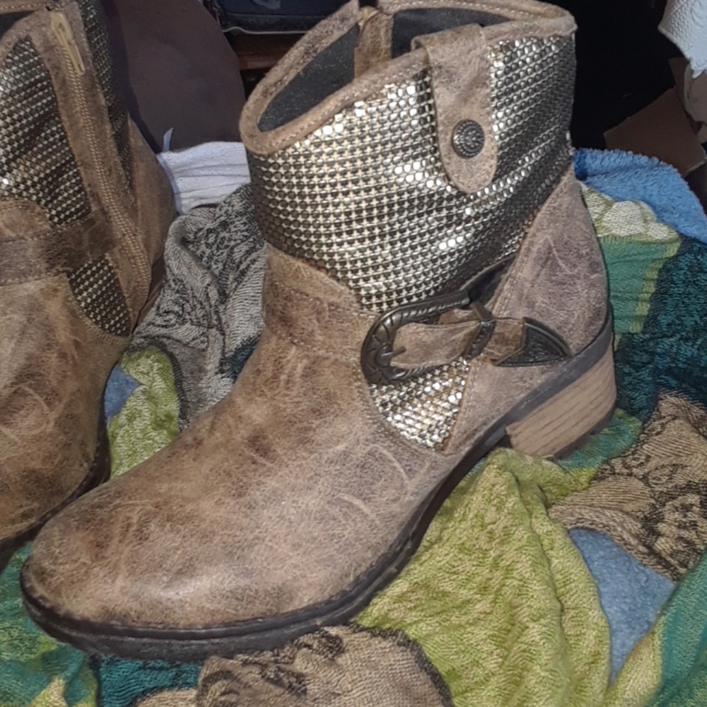 5 hour sale! Beautiful Dolce by mojo moxy boots
